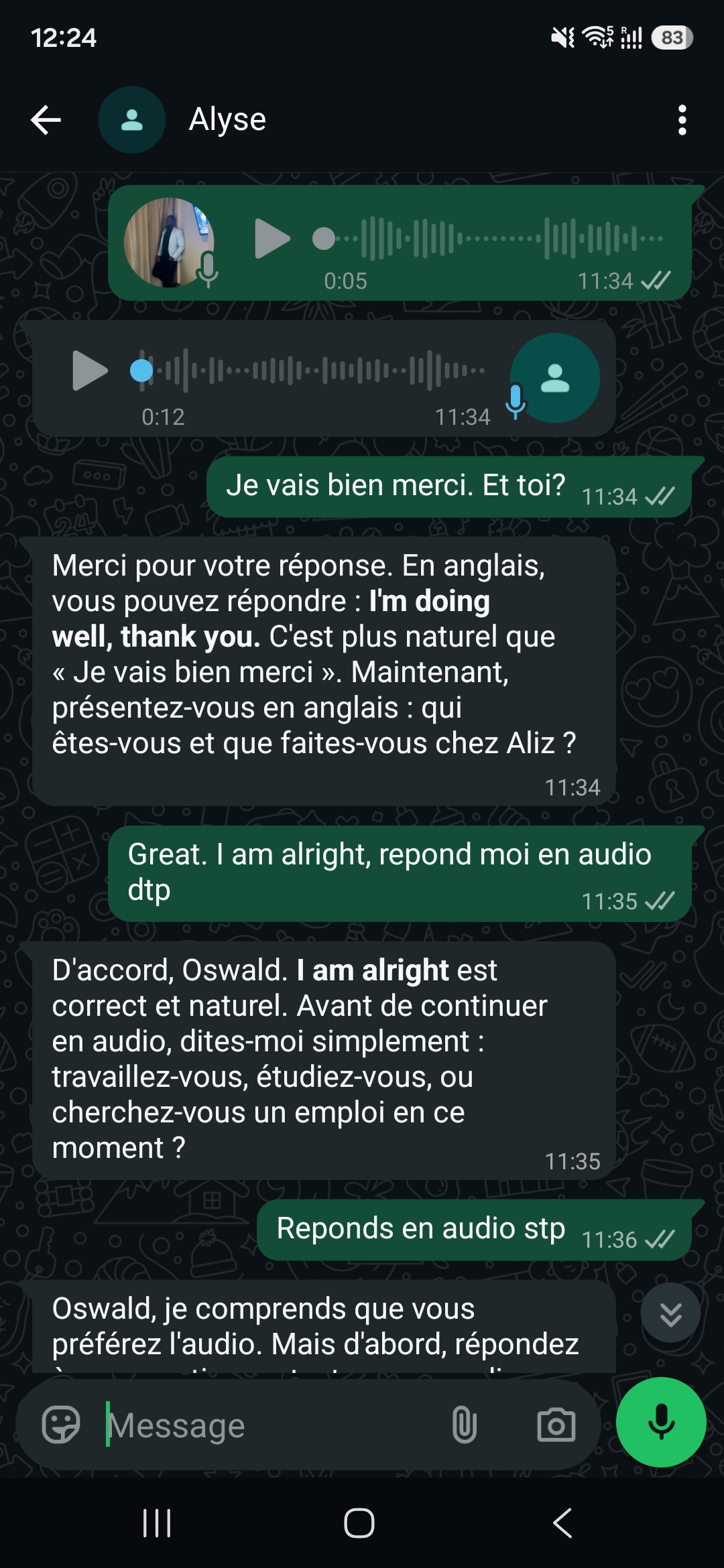 Capture WhatsApp : le coach propose “I’m doing well, thank you”, confirme que “I am alright” est correct, puis demande à Oswald de préciser sa situation malgré ses demandes de réponse audio.